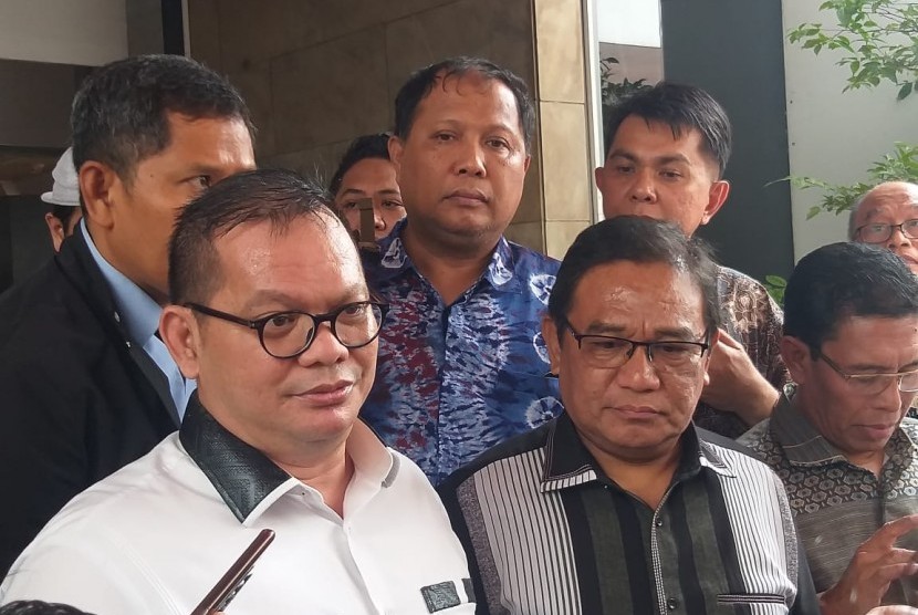 Bupati dan Wakil Bupati (Wabup) Talaud terpilih, Elly E Lasut dan Moktar A Parapaga mendatangi Kementerian Dalam Negeri terkait pelantikan mereka yang belum dilakukan sejak pengumuman Pilkada 2018, Jakarta Pusat, Rabu (15/1). 