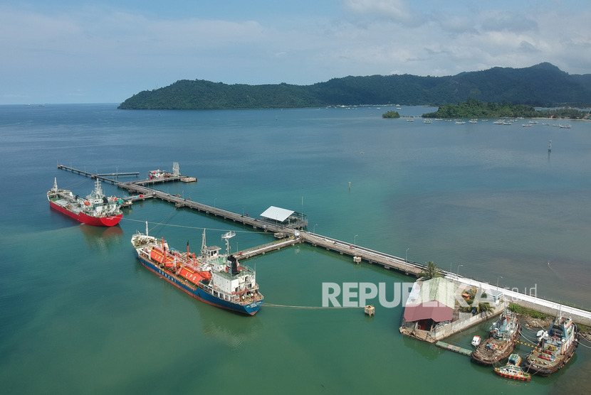 Sejumlah kapal pengangkut BBM berada di Dermaga Terminal Bahan Bakar Minyak (TBBM), Bungus Teluk Kabung, Padang, Sumatera Barat, Rabu (15/1/2020). ilustrasi