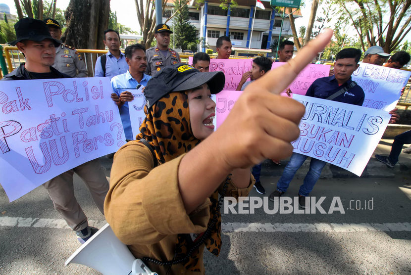 Sejumlah wartawan membentang poster dan berorasi ketika berunjuk rasa sebagai aksi solidaritas atas tindak kekerasan terhadap jurnalis akibat pemberitaan, di Lhokseumawe, Aceh. Rabu (15/1/2020).
