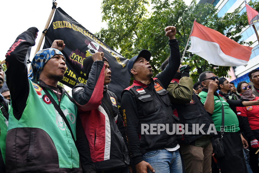 Sejumlah pengemudi angkutan ojek berbasis daring (ojek online) berunjuk rasa di depan Kantor Kementerian Perhubungan, Jalan Medan Merdeka Barat, Jakarta, Rabu (15/1/2020).