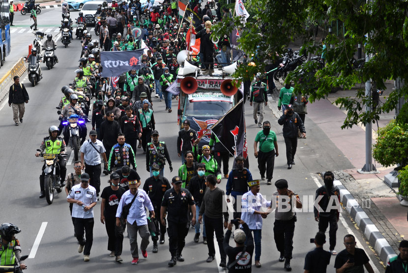 Sejumlah pengemudi angkutan ojek berbasis daring (ojek online) berunjuk rasa di depan Kantor Kementerian Perhubungan, Jalan Medan Merdeka Barat, Jakarta, Rabu (15/1/2020).