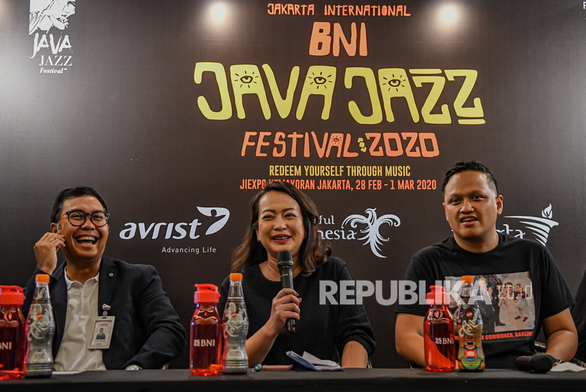 Pemimpin Divisi Komunikasi Pemasaran BNI Indomora Harahap (kiri) bersama President Director PT Java Festival Production Dewi Gontha (tengah) dan Program Team PT Java Festival Production Nikita Dompas (kanan) memberikan keterangan kepada media pada acara jelang Jakarta International BNI Java Jazz Festival 2020 di Jakarta, Rabu (15/1/2020). 