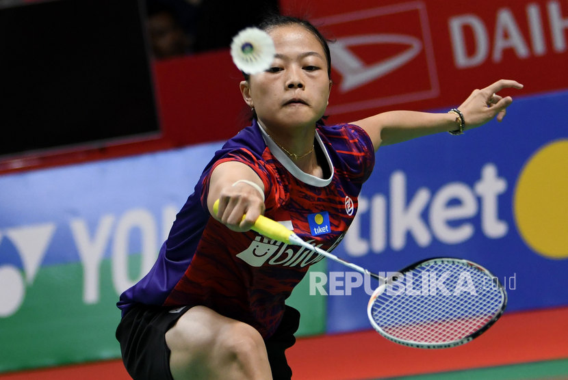 Pebulu tangkis tunggal putri Indonesia Fitriani mengembalikan kok ke arah pebulu tangkis China Han Yue pada pertandingan babak pertama Daihatsu Indonesia Masters 2020 di Istora Senayan, Jakarta, Rabu (15/1/2020). 
