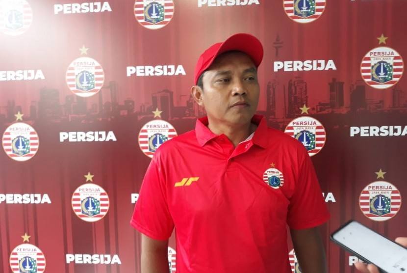 Pelatih kiper Persija Jakarta Ahmad Fauzi usai memimpin latihan di lapangan PSAU Halim Perdana Kusumah, Rabu (15/1).