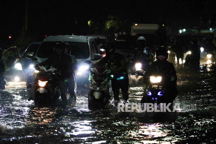 Pengendara kendaraan bermotor melintas di jalan yang tergenang air di Jalan Dr Soetomo, Surabaya, Jawa Timur, Rabu (15/1/2020). 
