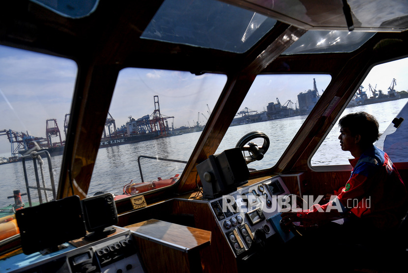 Nahkoda mengoperasikan kapal pandu di perairan Pelabuhan Tanjung Priok (ilustrasi)