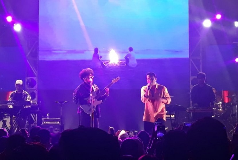 Penyanyi Sal Priadi dan Kunto Aji berkolaborasi dalam panggung Billboard Indonesia Top 100 Live, Rabu (15/1)