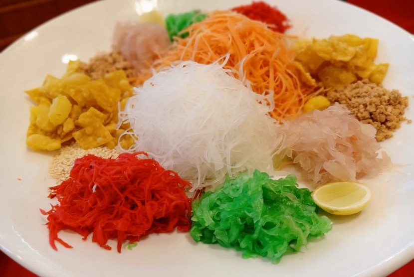Yu Sheng. Makanan pembuka saat Tahun Baru Imlek ini disajikan di Hotel Millenium Jakarta.