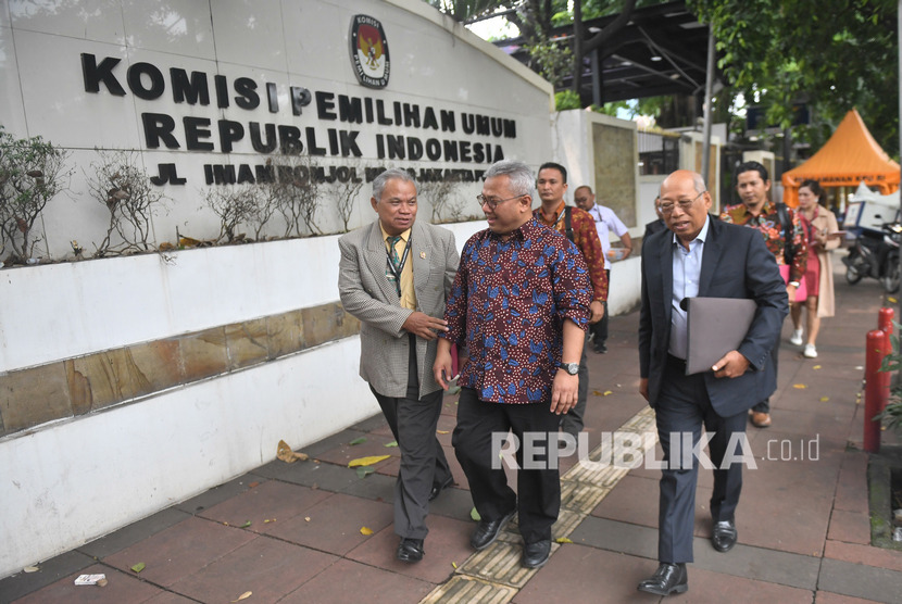 Ketua KPU Arief Budiman (tengah) berjalan bersama Koordinator Tim Hukum DPP PDIP I Wayan Sudirta (kanan) dan juru bicara Teguh Samudera (kiri) sebelum pertemuan tertutup di Kantor KPU, Jakarta, Kamis (16/1/2020).