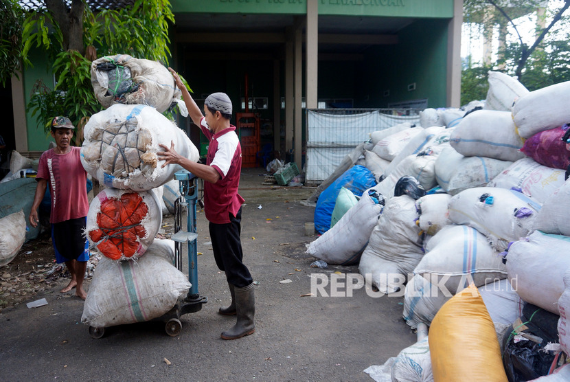 Dari 1.600 Bank Sampah Jabar, hanya sekitar 600 yang aktif. Foto petugas mengumpulkan sampah plastik di Bank Sampah, (ilustrasi).