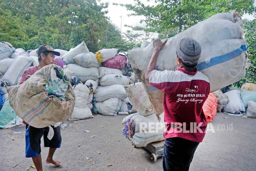 Petugas mengumpulkan sampah plastik di Bank Sampah Pekalongan, Jawa Tengah, Kamis (16/1/2020).