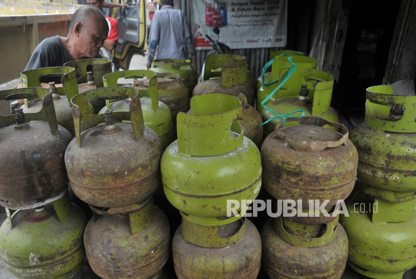 Pekerja merapikan susunan tabung LPG 3 kg di salah satu agen LPG di Palembang, Sumsel, Kamis (16/1/2020).