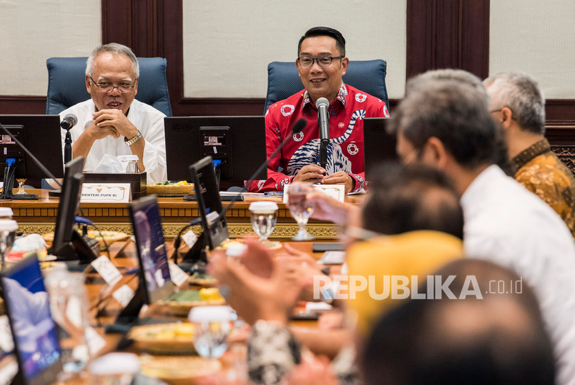 Menteri Pekerjaan Umum dan Perumahan Rakyat Basuki Hadimuljono (kiri) bersama Gubernur Jawa Barat Ridwan Kamil (kanan) memimpin rapat bersama Kepala Daerah Kabupaten/Kota di Gedung Sate, Bandung, Jawa Barat, Kamis (16/1). Bendungan Cijuray siap dibangun mulai 2021 dan ditargetkan selesai 2024.