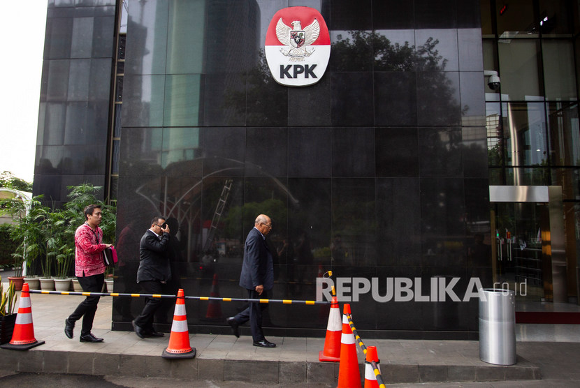 I Wayan Sudirta (kanan) berjalan menuju ruang pengaduan masyarakat setibanya di gedung KPK, Jakarta, beberapa waktu lalu. Anggota Komisi III DPR sekaligus politisi PDIP, I Wayan Sudirta punya pandangan tersendiri mengenai merosotnya Indeks Persepsi Korupsi (IPK) Indonesia 2022 di skor 34.