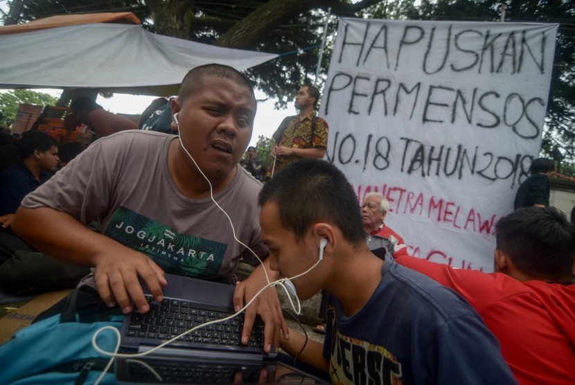 Aktivitas mahasiswa tunanetra yang terpaksa tinggal sementara di pinggiran trotoar pascapengusiran di Jalan Pajajaran, Bandung, Jawa Barat, Kamis (16/1/2020).