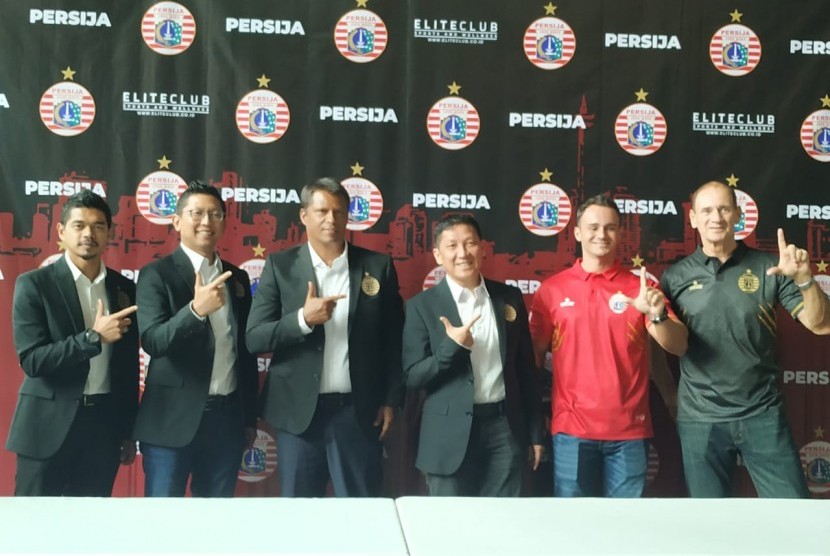 Para pengurus dan ofisial Persija Jakarta.
