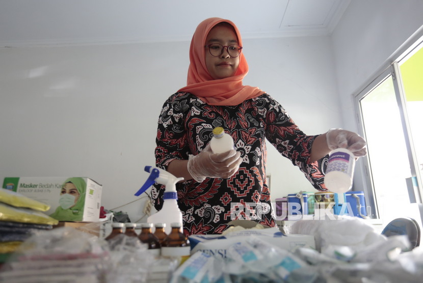 Petugas menyiapkan vaksin antraks di kantor Dinas Pertanian dan Pangan Kabupaten Gunungkidul, Wonosari, Gunungkidul, DI Yogyakarta, Jumat (17/1/2020).