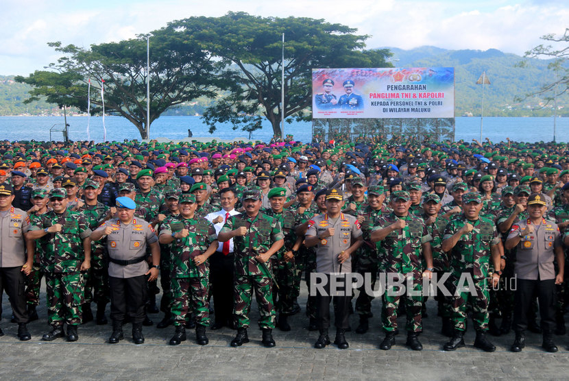 Panglima TNI Marsekal TNI Hadi Tjahjanto (tengah kiri) dan Kapolri Jenderal Polisi Idham Azis (tengah kanan) berfoto bersama dengan prajurit TNI dan Polri.