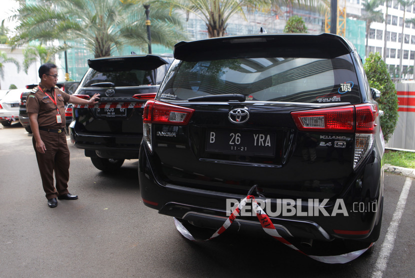 Petugas Kejaksaan Agung RI memeriksa barang bukti sitaan kasus korupsi PT Asuransi Jiwasraya (Persero) yang terpakir di Gedung Tindak Pidana Khusus, Kejaksaan Agung RI, Jakarta, Jumat (17/1/2020).