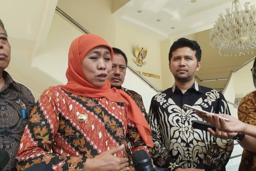 Gubernur Jawa Timur Khofifah Indar Parawansa (kiri) didampingi Wakil Gubernur Jatim Emil Dardak (kanan) usai menemui Wakil Presiden Maruf Amin di Kantor Wapres, Jakarta, Jumat (17/1).