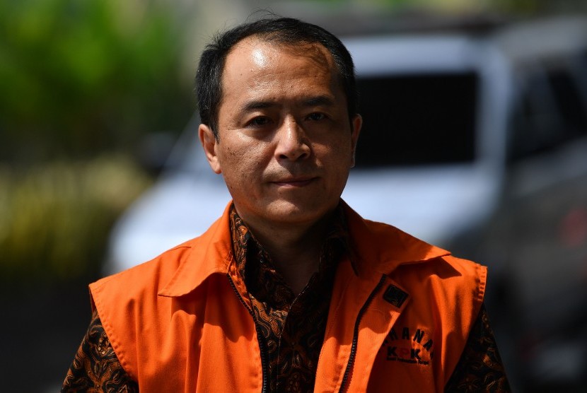 Tersangka kasus suap pengurusan perizinan proyek pembangunan Meikarta di Kabupaten Bekasi Bartholomeus Toto tiba untuk menjalani pemeriksaan di kantor KPK, Jakarta, Jumat (17/1/2020).