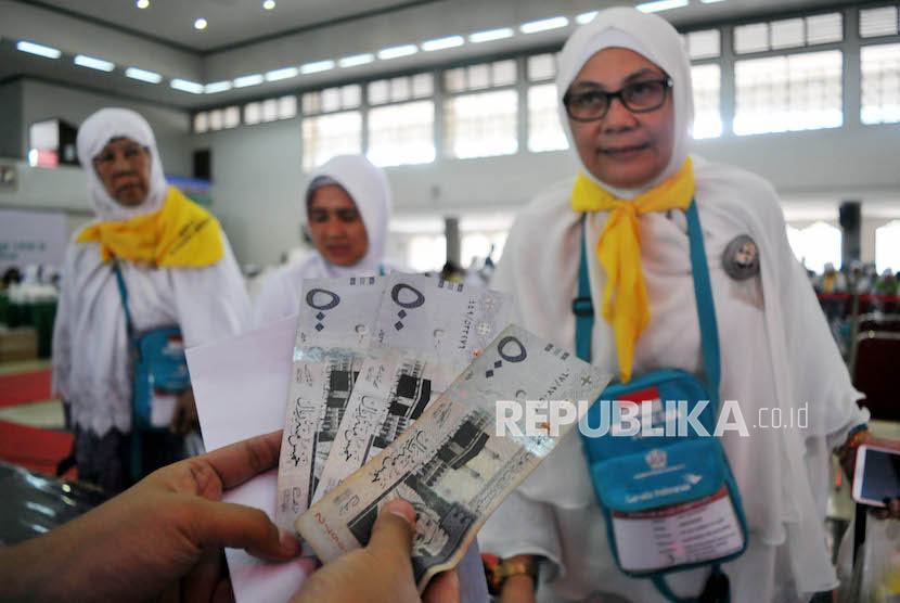 Ilustrasi foto calon Jamaah Haji sedang menerima uang saku atau living cost di Asrama Haji Pondok Gede, Jakarta.