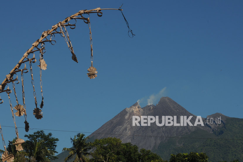 Asap putih terlihat keluar dari puncak Gunung Merapi terlihat di Tangkil, Kemalang, Klaten, Jawa Tengah, Jumat (17/1/2020). 
