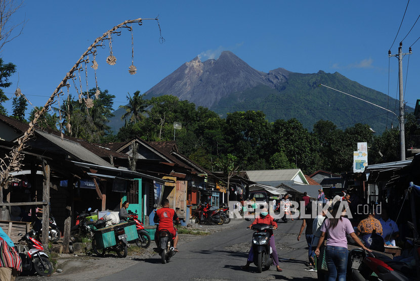 Sejumlah warga beraktivitas dengan berlatar belakang Gunung Merapi di Tangkil, Kemalang, Klaten, Jawa Tengah. Ilustrasi.