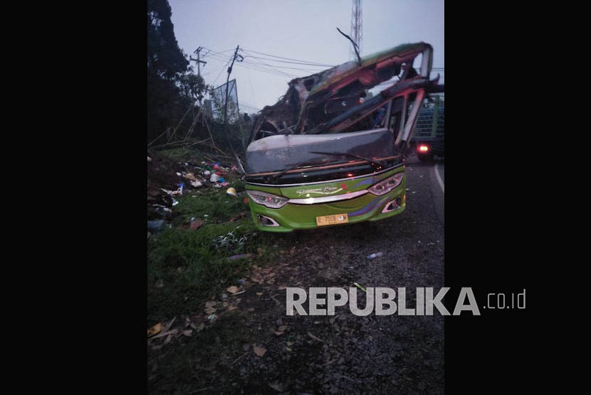 Bus pariwisata yang mengalami kecelakaan di Subang