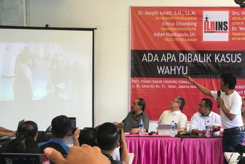 Politikus PDI Perjuangan Adian Napitupulu (kanan) menunjukkan cuplikan rekaman CCTV ketika penyidik KPK mendatangi kantor DPP PDIP Kamis, 9 Januari 2020 lalu, di Jakarta Selatan, Ahad (19/1). 