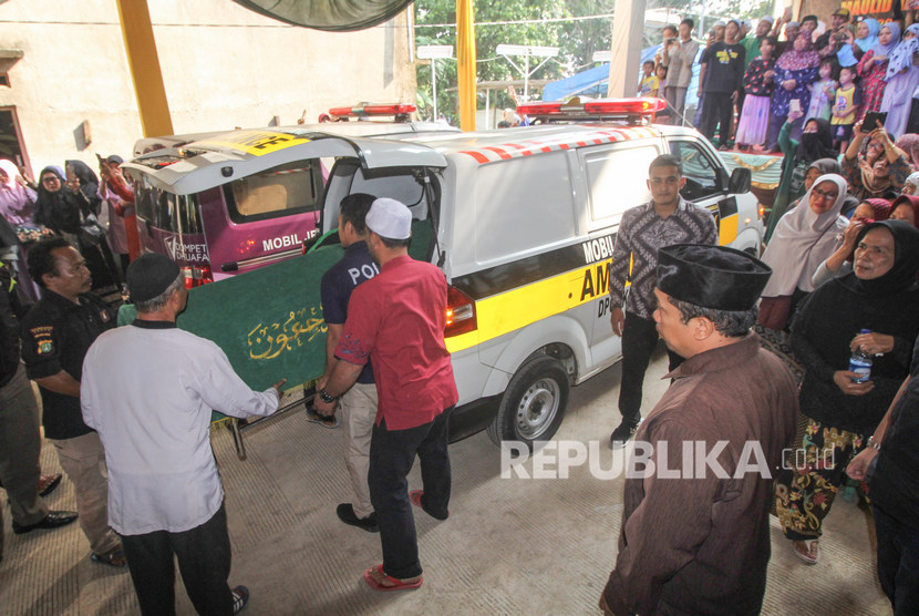 Jenazah korban kecelakaan bus tiba di Masjid Assobariyah untuk dishalatkan, Depok, Jawa Barat, Ahad (19/1/2020). 