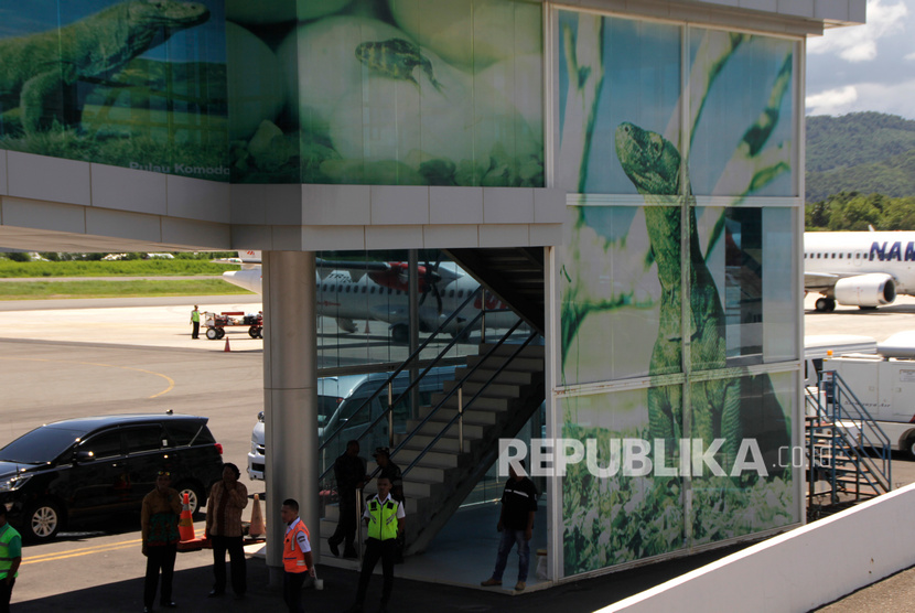 Sejumlah petugas bandara berteduh di bawah atap Bandara Komodo Labuan Bajo, Manggarai Barat, NTT Ahad (19/1/2020).