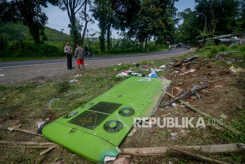 Ibunda Sopir Bus Kecelakaan di Subang Minta Maaf. Seorang warga bersama petugas kepolisian mengamati lokasi kejadian kecelakaan tunggal bus P.O Purnamasari di Nagrog, Ciater, Kabupaten Subang, Jawa Barat, Ahad (19/1/2020).