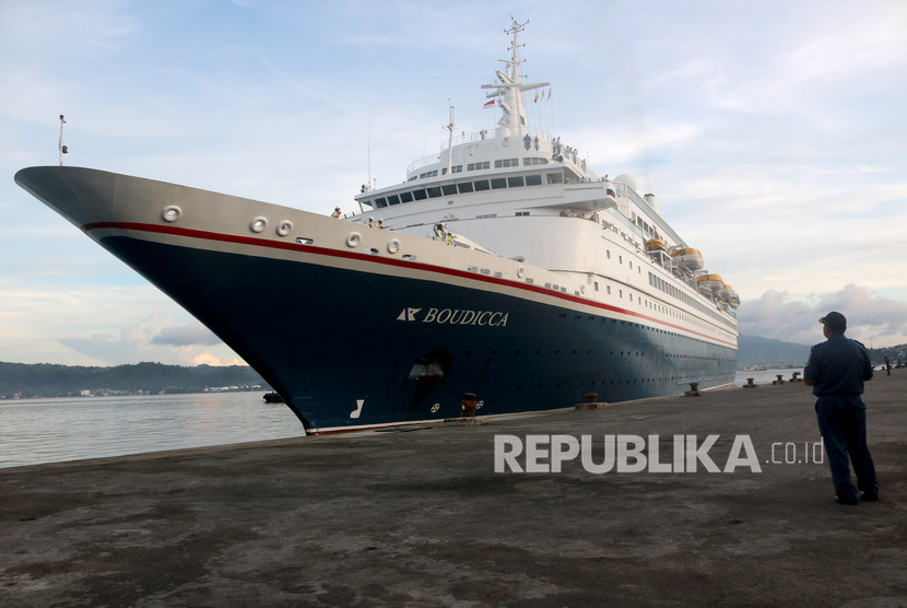 Petugas otoritas pelabuhan memandu kapal pesiar MV Boudicca yang menyinggahi Pelabuhan Yos Sudarso di Ambon, Maluku, Ahad (19/1/2020).