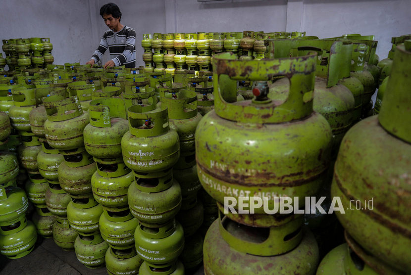 Pekerja menata tabung gas elipiji ukuran tiga kilogram di salah satu agen LPG Kota Tasikmalaya, Jawa Barat, Selasa (21/1/2020). 