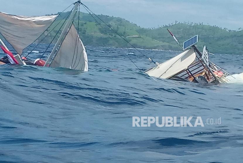 Kapal yang ditumpangi wartawan terbalik di perairan Labuan Bajo, Kabupaten Manggarai Barat, Provinsi NTT, Selasa (28/6/2022).
