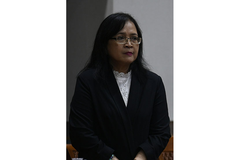 Anggota Dewan Pengawas Lembaga Penyiaran Publik TVRI Supra Wimbarti bersiap mengikuti rapat dengar pendapat dengan Komisi I DPR di Kompleks Parlemen Senayan, Jakarta, Selasa (21/1/2020). 