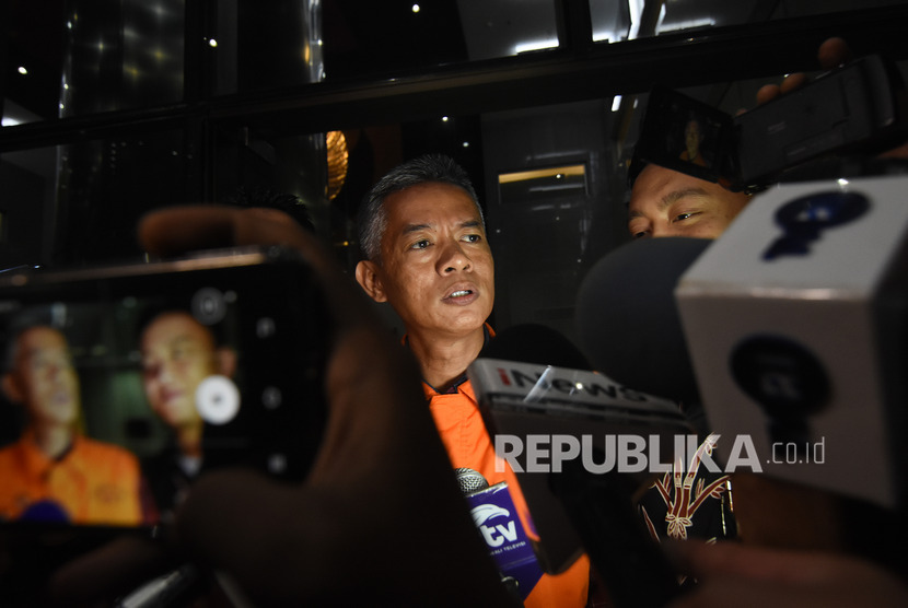 Mantan Komisioner KPU Wahyu Setiawan menjawab pertanyaan wartawan usai menjalani pemeriksaan di Gedung KPK, Jakarta, Selasa (21/1/2020).