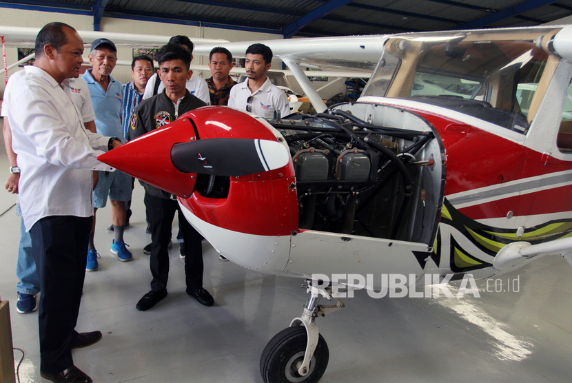 Pembuat pesawat Swayasa Ultralight asal Pinrang, Haerul (tengah) mendapat penjelasan dari Wakil Ketua Indonesia Flying Club (IFC) Untung Medianto (kiri) tentang mesin pesawat Cesna 152 saat berkunjung ke markas FASI DKI Jakarta di Pondok Cabe, Tangerang Selatan, Banten, Selasa (21/1/2020).