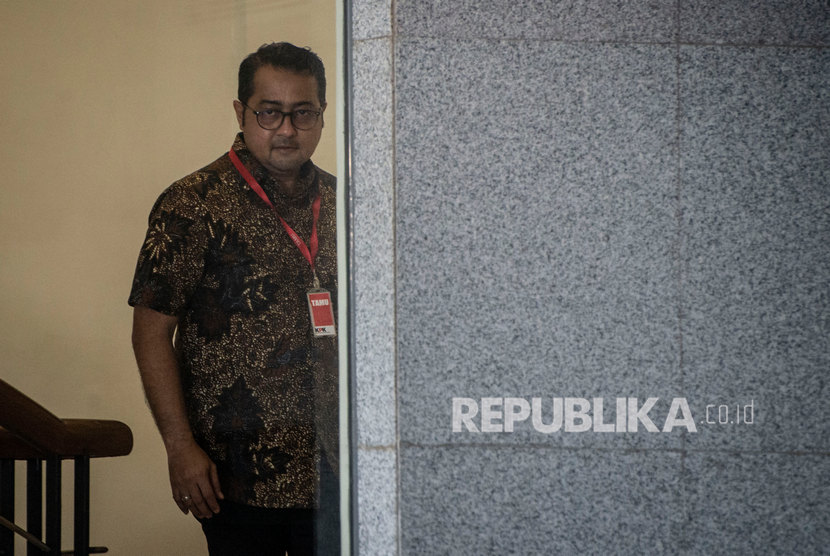 Wakil Ketua Komisi I DPR Teuku Riefky Harsya mendesak pemerintah meningkatkan layanan internet.