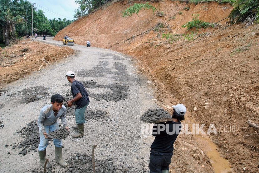 Sejumlah pekerja Dinas Bina Marga dan Pengairan Kabupaten Bogor melakukan perbaikan infrastruktur jalan pasca bencana tanah longsor di ruas jalan utama Cigudeg-Sukajaya, Kabupaten Bogor, Jawa Barat, Rabu (22/1/2020)