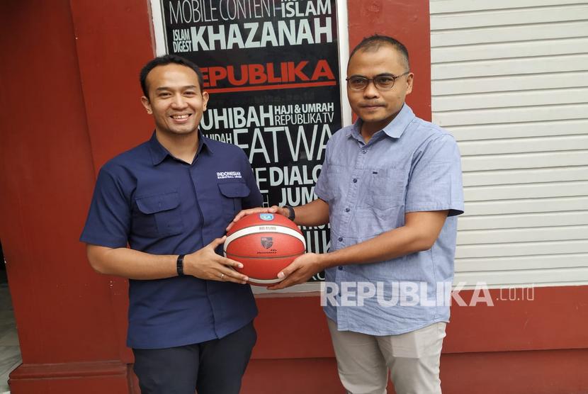 Pemimpin Redaksi Republika, Irfan Junaidi (kanan) menerima Bola dari Direktur Utama IBL, Junas Miradiarsyah (kiri) usai media visit IBL, ke kantor Republika, Rabu (22/1).