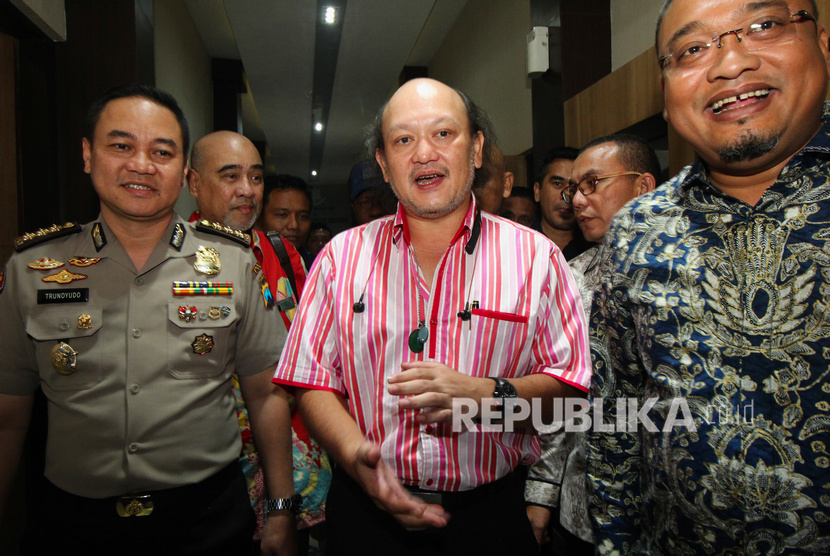 Ari Haryo Wibowo Harjojudanto atau Ari Sigit (tengah) menjawab pertanyaan wartawan usai menjalani pemeriksaan didampingi Kabid Humas Polda Jawa Timur Kombes Pol Trunoyudo Wisnu Andiko (kiri) di gedung Ditreskrimsus Polda Jawa Timur, Surabaya, Jawa Timur, Rabu (22/1/2020). 