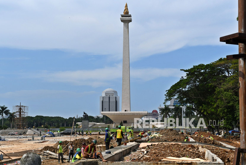 Sejumlah buruh mengerjakan pembangunan Plaza Selatan Monumen Nasional (Monas) di Jakarta, Rabu (22/1/2020).