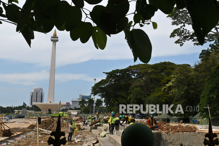 Sejumlah buruh mengerjakan pembangunan Plaza Selatan Monumen Nasional (Monas) di Jakarta, Rabu (22/1/2020).