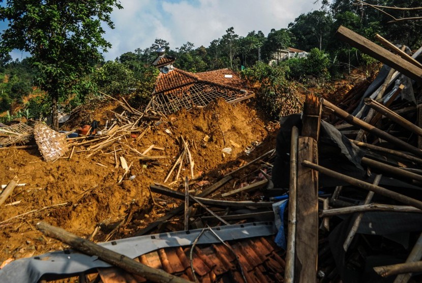 Sejumlah bangunan rusak tertimbun material longsor di Kampung Cigobang, Lebak, Banten, Rabu (22/1/2020).
