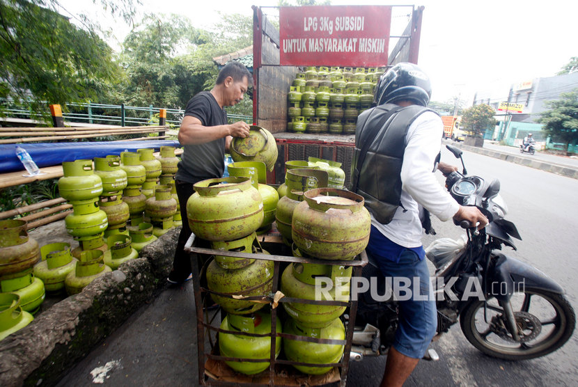 Pekerja menata gas elpiji 3 kg bersubsidi untuk didistribusikan di Bogor, Jawa Barat, Kamis (23/1/2020).