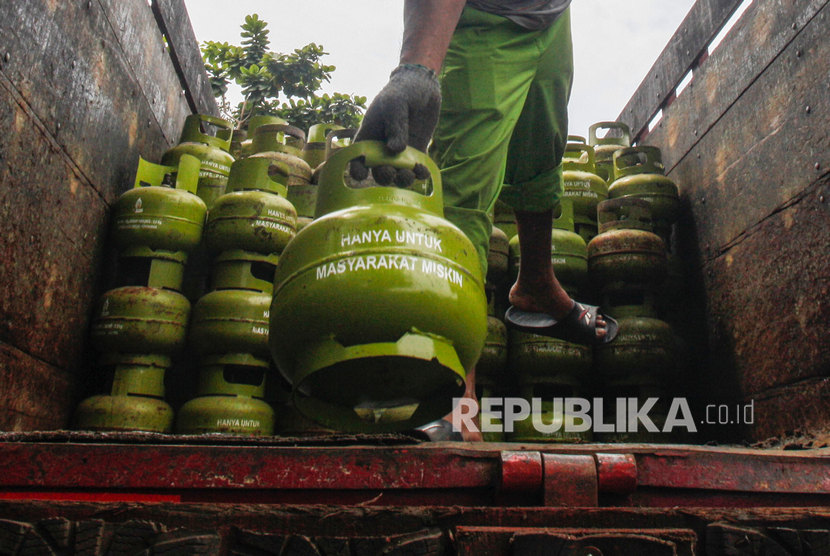 Pekerja menata gas elpiji 3 kg bersubsidi untuk didistribusikan di Bogor, Jawa Barat, Kamis (23/1/2020). 