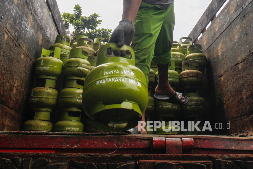 Pekerja menata gas elpiji 3 kg bersubsidi untuk didistribusikan. ilustrasi