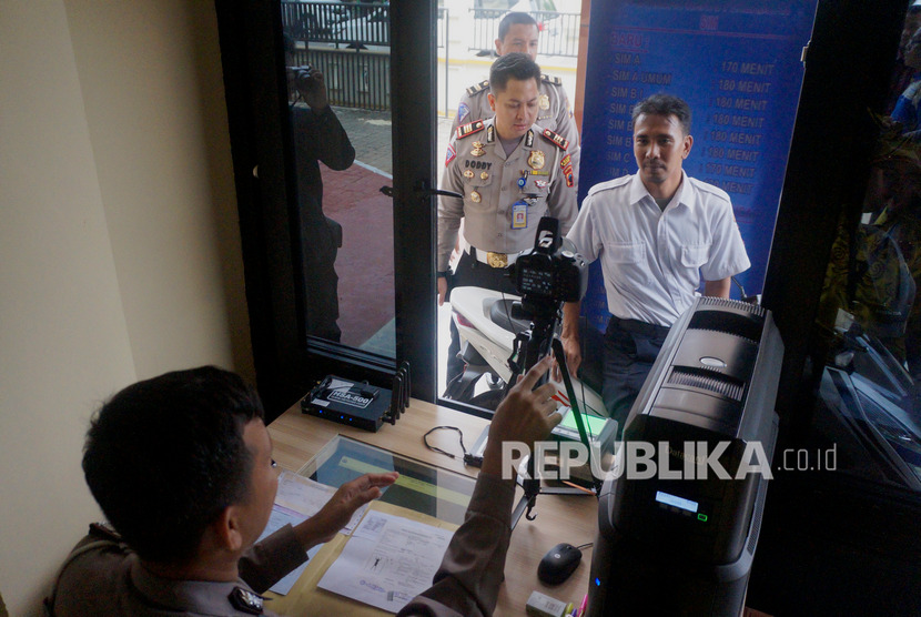 Layanan SIM dan kantor Samsat ditutup untuk sementara akibat wabah Covid-19. Foto  warga memperpanjang SIM dan STNK.